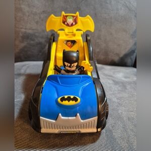 Fisher-Price Little People DC Super Friends 2-in-1 Batmobile. 